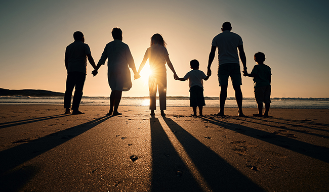 Programa Onda Limpa Silhueta de família de mãos dadas na praia